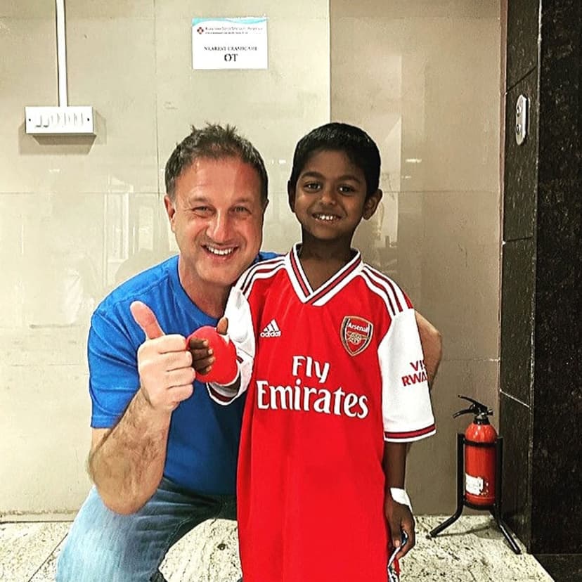 Dr. Schuhmann betreut einen jungen Patienten