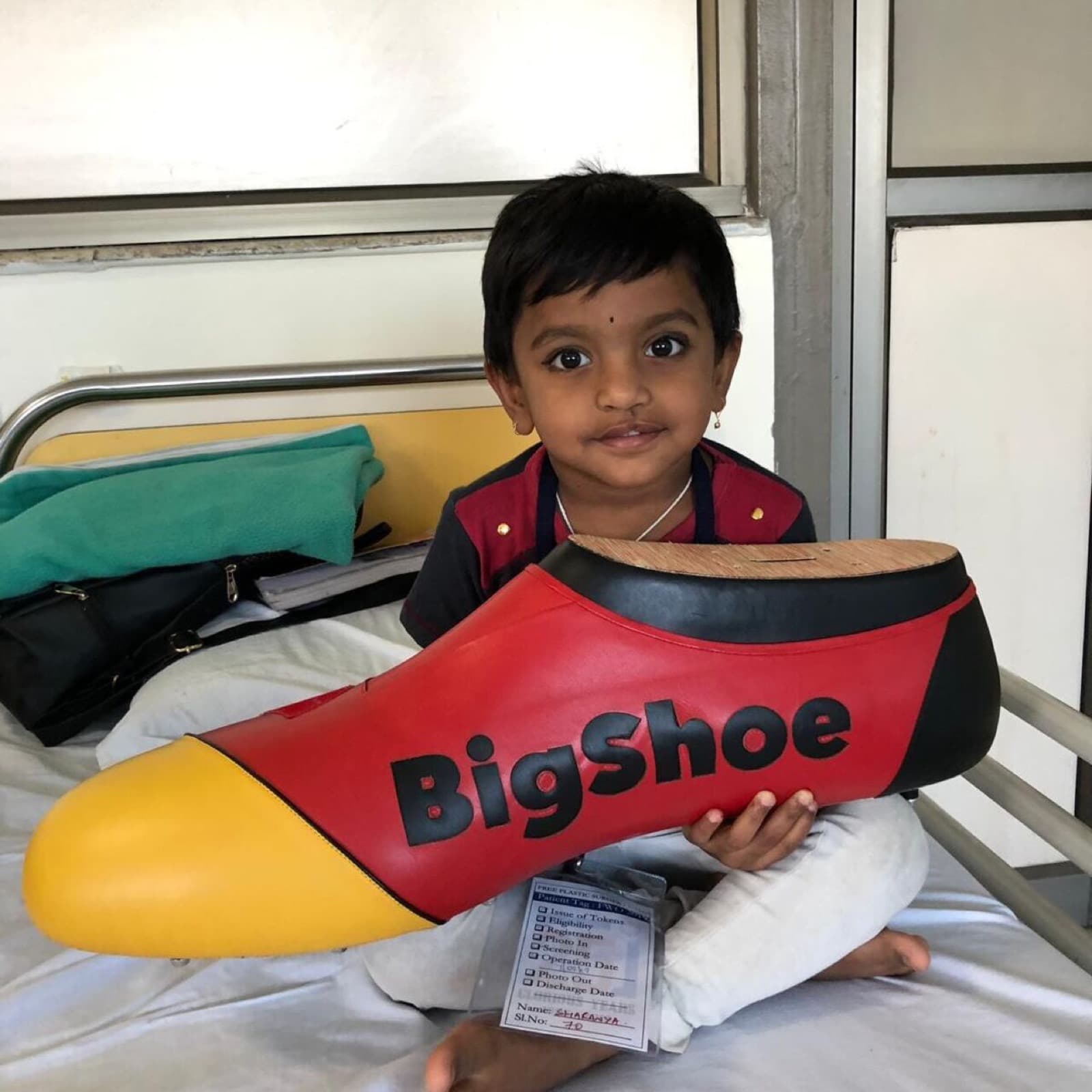 Dr. Karl Schuhmann operiert einen Patienten in Indien