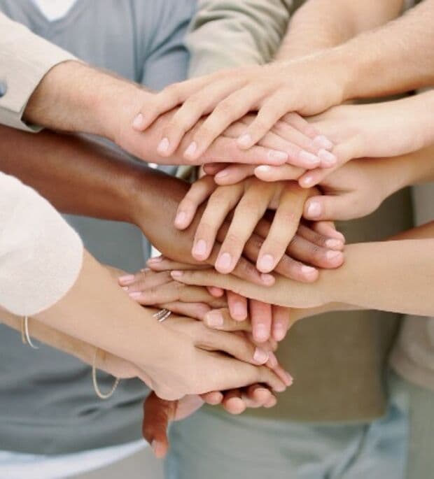 Hand mit sichtbar belasteten Fingergelenken