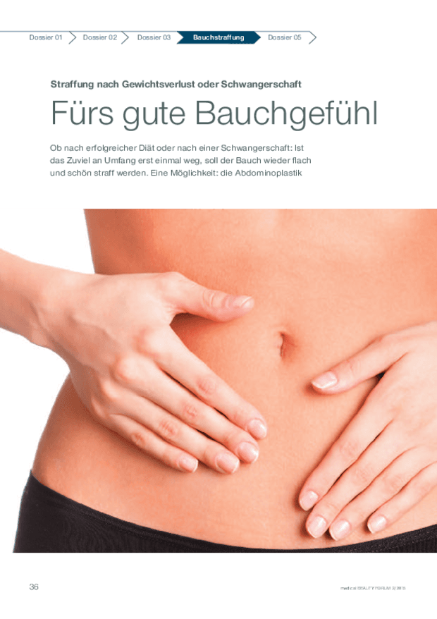 Frau legt die Hände auf ihren flachen Bauch nach einer Bauchstraffung