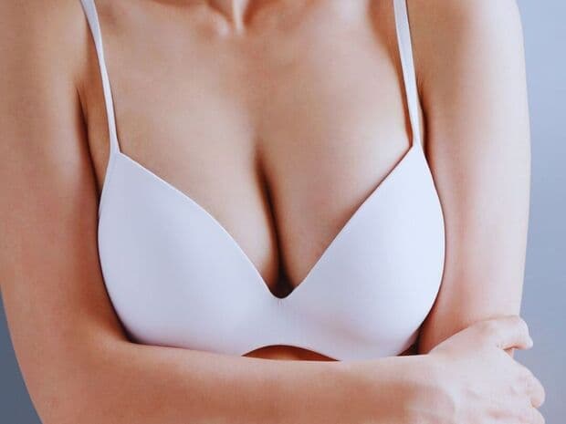 Nahaufnahme eines perfekten Dekolletés nach einer Brustvergrößerung