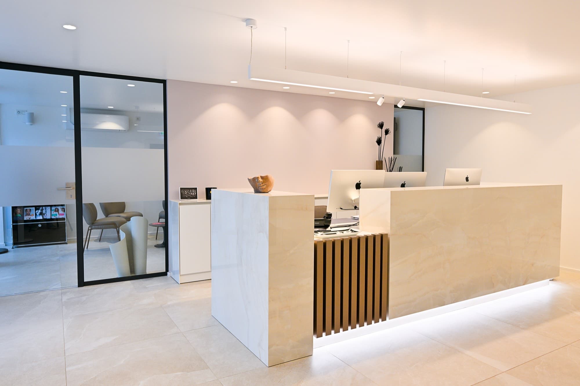 Empfangsbereich der Praxis artethic® Dr. Schuhmann & Kollegen in Düsseldorf - moderner Empfang für Plastische und Ästhetische Chirurgie