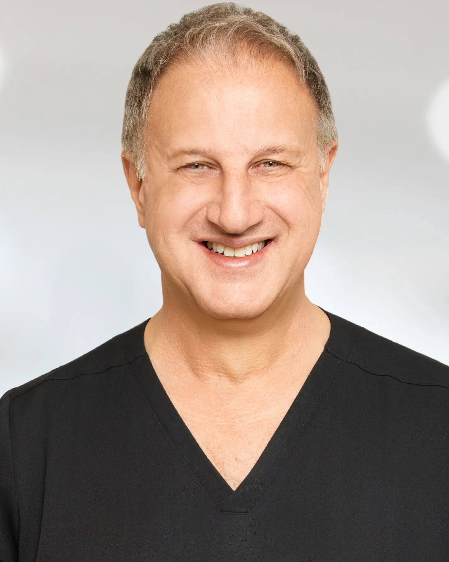 Dr. med. Karl Schuhmann, Facharzt für Plastische und Ästhetische Chirurgie, Handchirurg, bei artethic® in Düsseldorf.