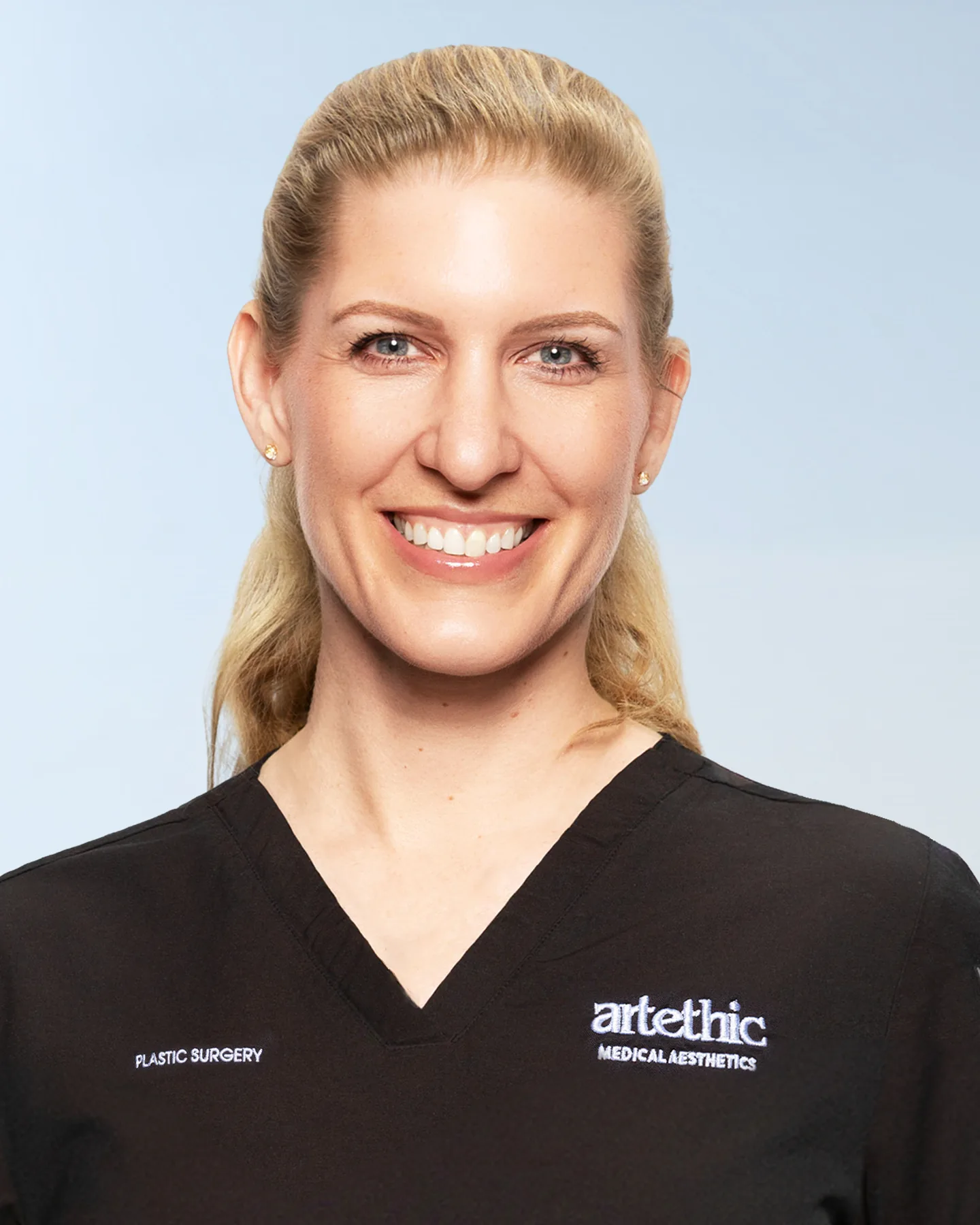 Nina Weinz, specialist in Plastic and Aesthetic Surgery, hand surgeon, at artethic® in Düsseldorf.
